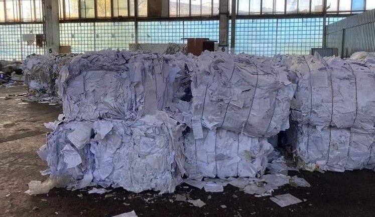 Тысячи бюллетеней для опроса Зеленского найдены утилизированными. ФОТОрепортаж