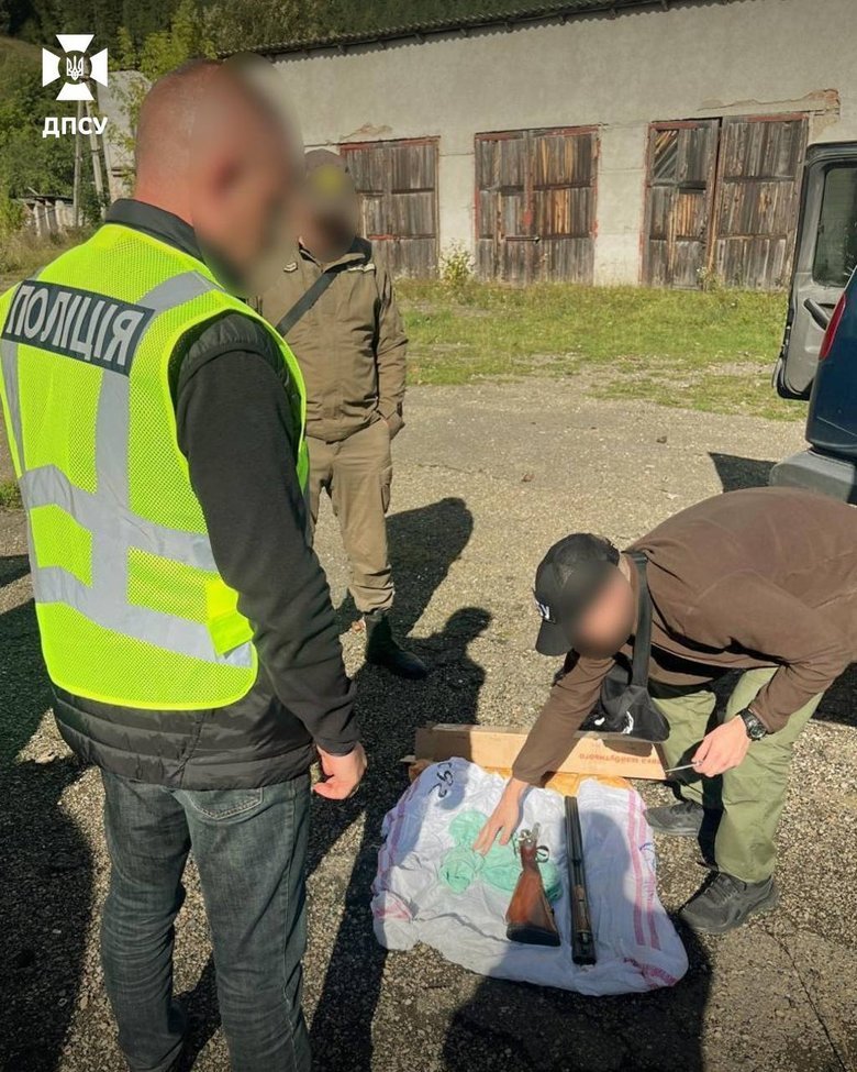 На Буковині викрили групу, яка переправляла людей до Румунії за 8 тисяч євро