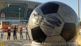 Возле &amp;quot;Донбасс-Арены&amp;quot; появился самый большой вращающийся мяч на воде. ФОТОрепортаж.