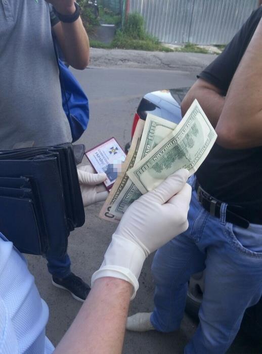 Подполковник СБУ задержан на Волыни на взятке 1,5 тыс.долл. 02