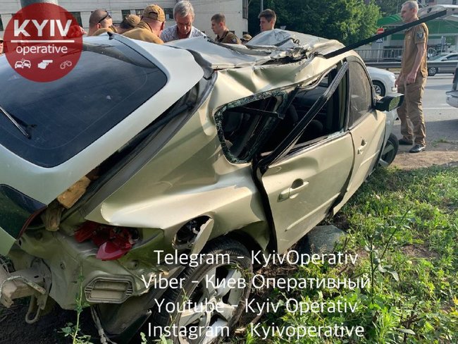 У центрі Києва Mazda вилетіла з дороги і врізалася в стовп, є постраждалий 01