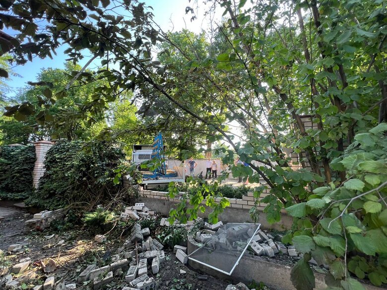 Наслідки падіння уламків збитого безпілотника у Миколаєві 05