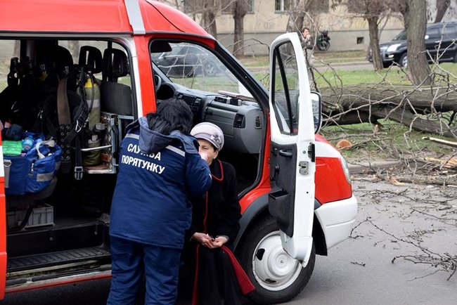 У Миколаєві дерево впало на маршрутку, троє потерпілих, - ДСНС 03