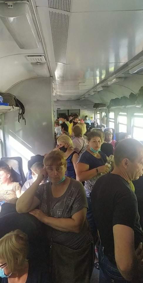 Електричка Київ-Ніжин у розпал пандемії коронавірусу: переповнені вагони і пасажири без масок 01