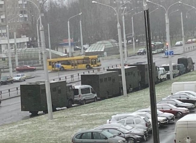 Протесты в Минске: Силовики Лукашенко стягивают спецтехнику и устанавливают ограждения, задержания продолжаются 03