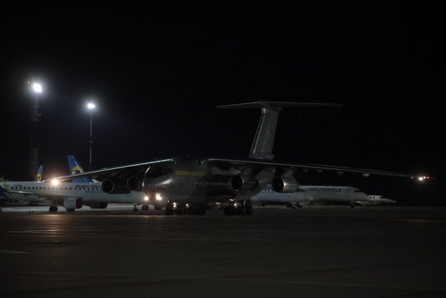 Літак з партією тестів для виявлення COVID-19 приземлився в Україні, - ОП 01