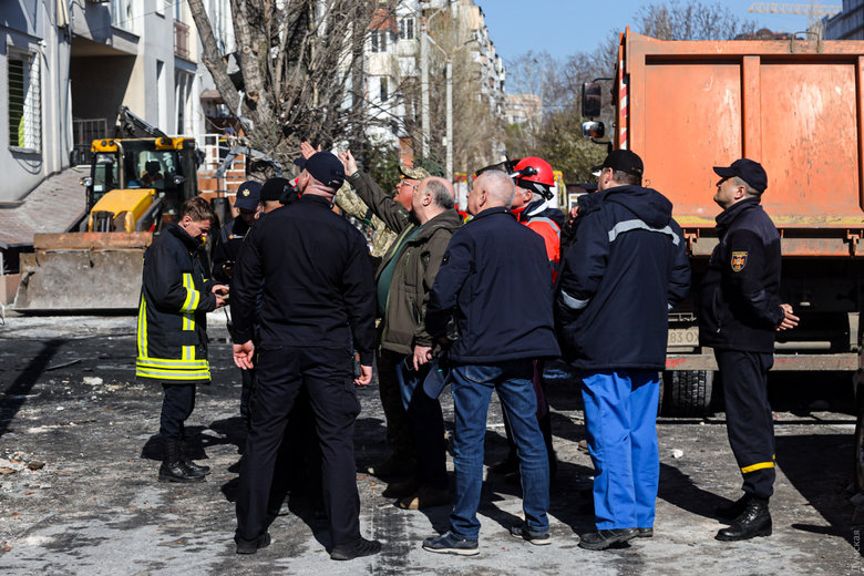 В одесской многоэтажке продолжают ликвидировать последствия разрушений после российского ракетного удара: некоторые жители до сих пор не вышли на связь 13
