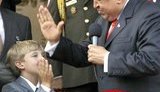 Коля Лукашенко везде ходит с пистолетом "от Медведева". ФОТО