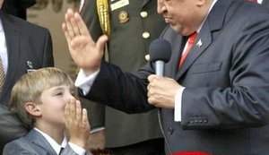 Коля Лукашенко везде ходит с пистолетом "от Медведева". ФОТО