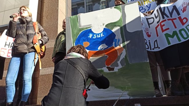 Полізеш до мови - отримаєш на горіхи: активісти пікетують ВР на знак протесту проти змін до закону про державну мову 23