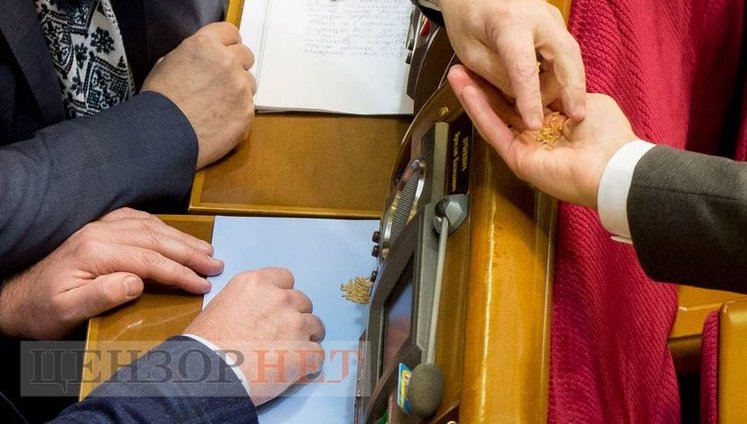 Нардепи доїли олів'є і взялися за землю