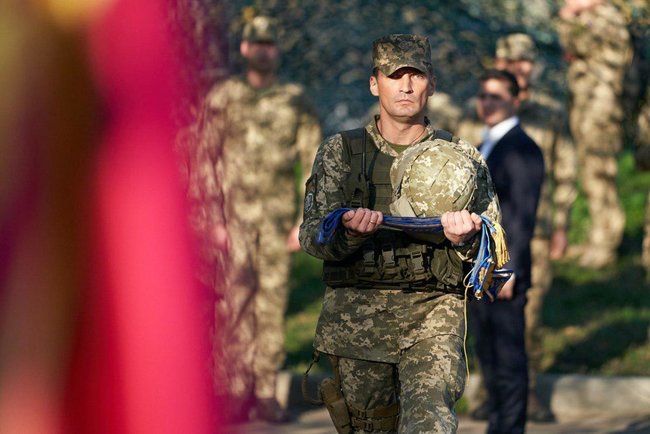 Україна підвелася на ноги, обтрусила пил і сказала ворогам: Не дочекаєтеся! - Зеленський на Донбасі 08 Україна підвелася на ноги, обтрусила пил і сказала ворогам: Не дочекаєтеся! - Зеленський на Донбасі 08