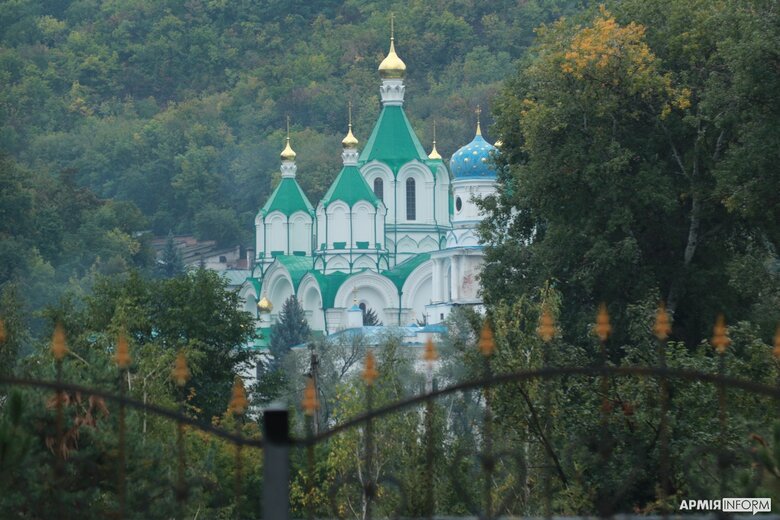 Звільнений Святогірськ: розбомблені будинки, покинуті автівки та боєприпаси 03