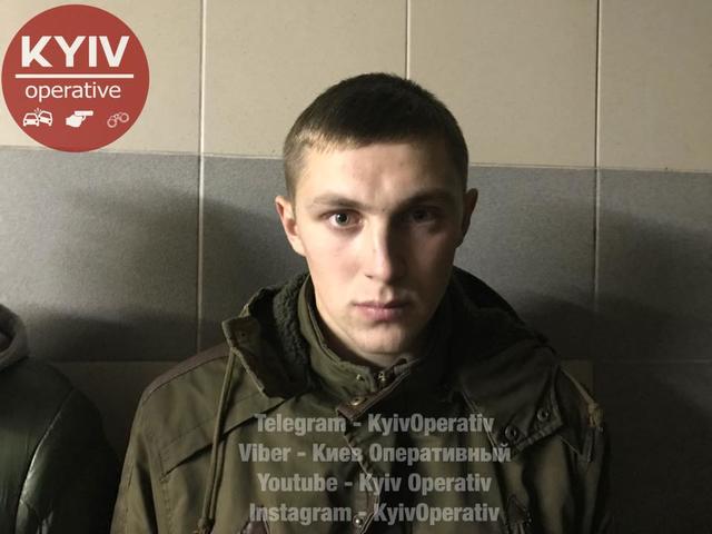 Солдати-строковики Нацгвардії у звільненні пограбували перехожого в Києві 02
