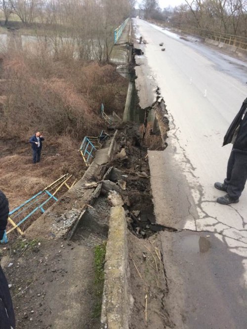 На Львівщині частково обвалився міст через Дністер 01 На Львівщині частково обвалився міст через Дністер 01