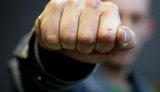 Раніше судимий киянин напав на патрульного через вимогу припинити розпивання алкоголю на дитячому майданчику в центрі Києва