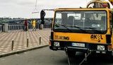 Кран с "летающей" Верещук перекрыл тротуар в Киеве. ФОТО