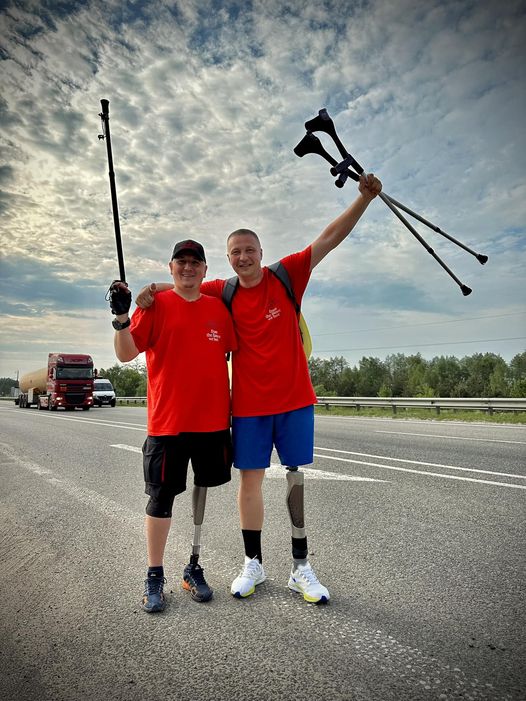Ветерани Швецов та Храпко на протезах пройшли 120 км на двох та зібрали понад 3 млн на гастроскоп. Потрібно ще 500 тис 01