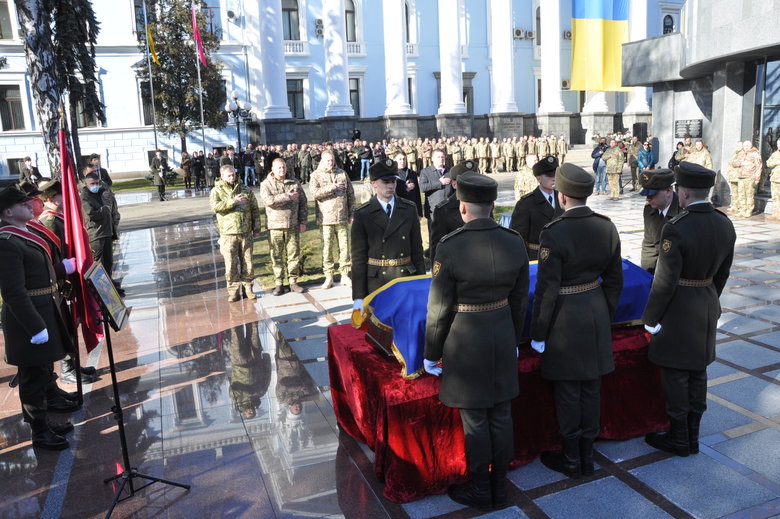 В Києві попрощалися із загиблим внаслідок російського обстрілу розвідником 30-ї ОМБр Антоном Сидоровим 17