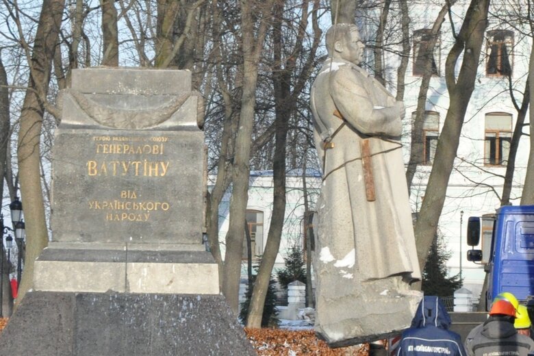 Пам’ятник радянському генералу Ватутіну демонтували у Києві 04