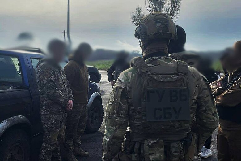 Двоє контрактників намагалися продати криміналітету трофейну російську зброю, захоплену під Бахмутом, - СБУ 01