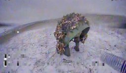 росіянин задом повернувся у напрямку дрона