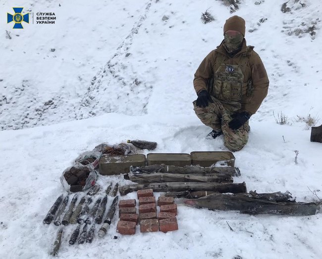 Тротилові шашки, артснаряди та гранатометні постріли: СБУ виявила на виїзді із Сєверодонецька схрон найманців РФ 01
