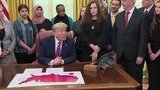 Трамп підписав закон про повернення молитви в школи США