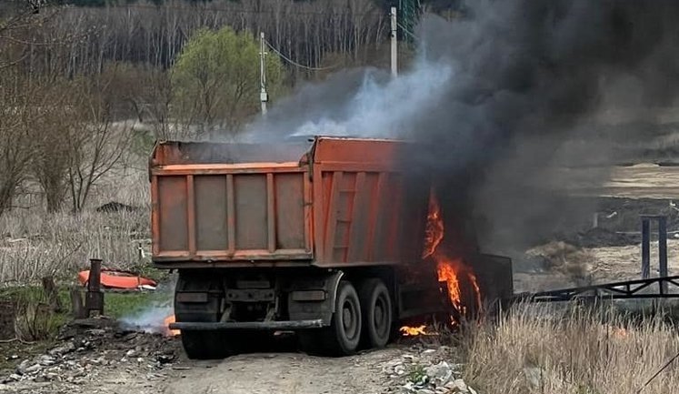Near Irpin, truck exploded on mine, driver died. VIDEO