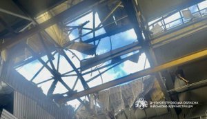 Рашисти вдарили по Дніпру: 7 поранених, пошкоджено підприємство. ФОТО