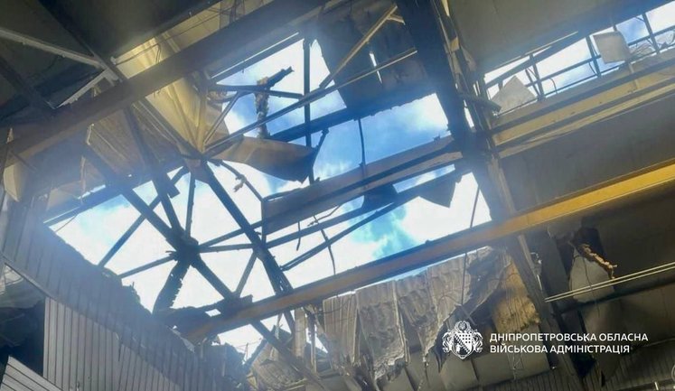 Рашисти вдарили по Дніпру: 7 поранених, пошкоджено підприємство. ФОТО
