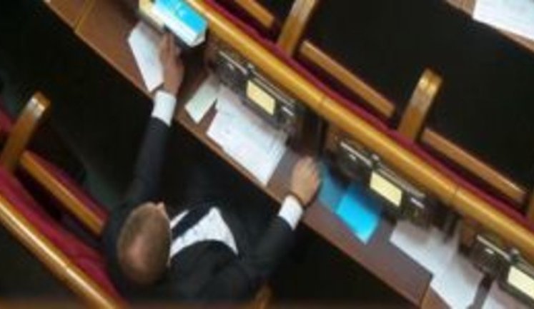 Внефракционный нардеп Анатолий Денисенко кнопкодавит во время голосования в парламенте. ВИДЕО