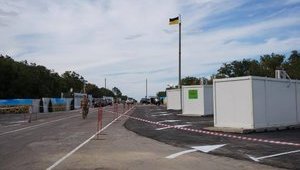 Женщина пыталась попасть на КПВВ "Новотроицкое" на авто без очереди, а когда ее остановили, наехала на пограничника, - ГПСУ