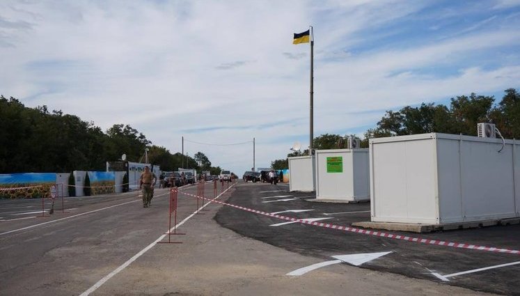 Женщина пыталась попасть на КПВВ "Новотроицкое" на авто без очереди, а когда ее остановили, наехала на пограничника, - ГПСУ