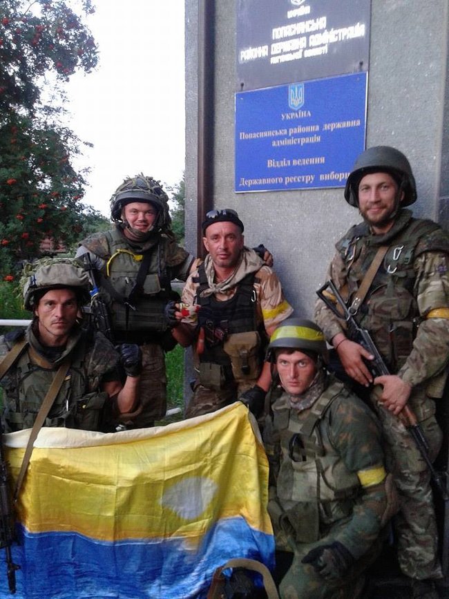 Боєць батальйону Донбас Сергій Міщенко: Назустріч вискочив автомобіль із російськими окупантами і написом на борту Отморозки. Цих виродків ми знищили. А потім взяли в полон ще 8 терористів 03