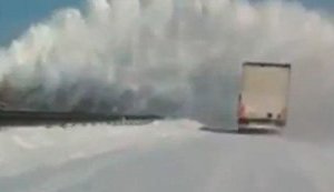 Расчистка дорог по-украински: дорожники обстреляли машины снегом: "Это вообще, бл#". ВИДЕО