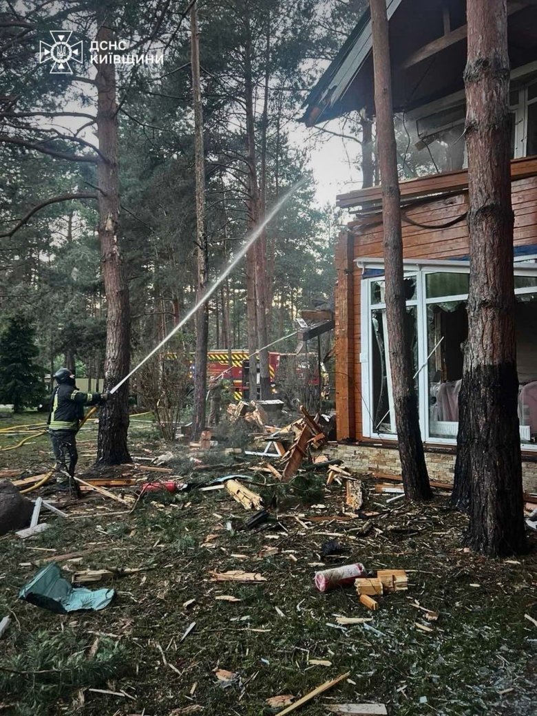 Унаслідок нічної атаки РФ на Київську область постраждали троє людей.