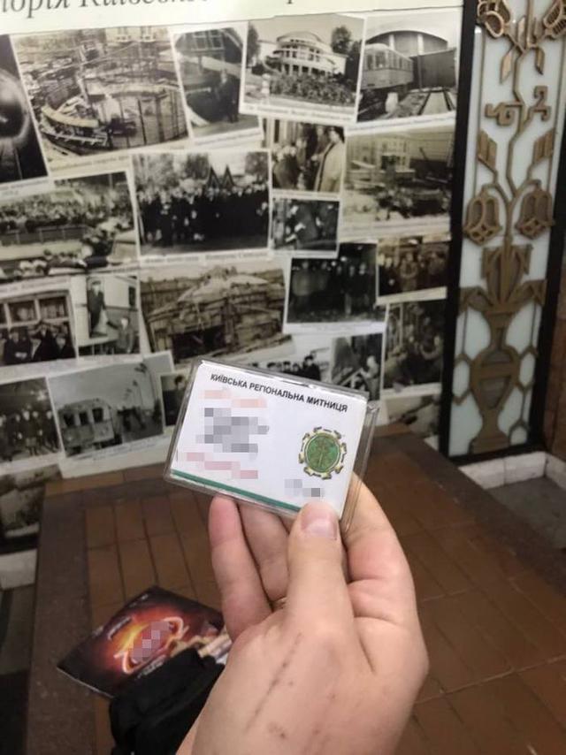 Сотрудник Киевской городской таможни задержан при получении 9,5 тыс. грн взятки, - СБУ 01