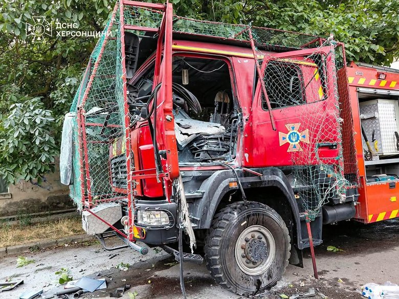 Росіяни вдарили по авто пожежників у Херсоні