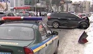 Driver of SUV Hit Pedestrian in Kyiv, Rammed Taxi, and Fled Leaving the Car. Traffic Police is Not Doing Anything. VIDEO