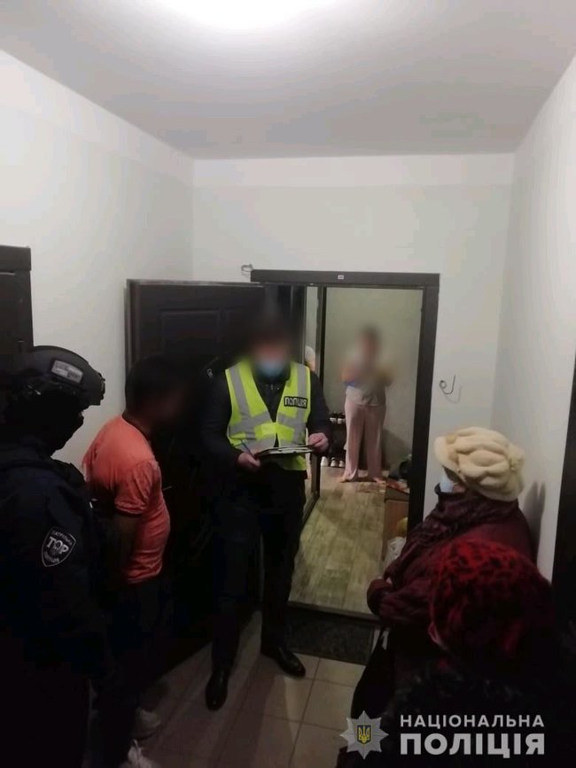 Міграційна поліція затримала групу іноземців за позбавлення волі та розбійний напад на блогерку з Ірану 04