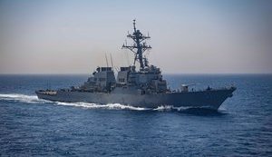 Ракетный эсминец ВМС США направляется к Черному морю