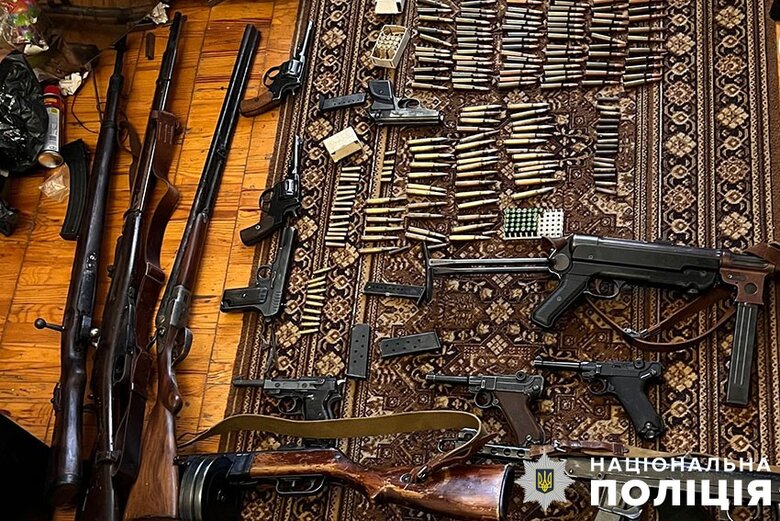 У киянина вилучили зброю і боєприпаси