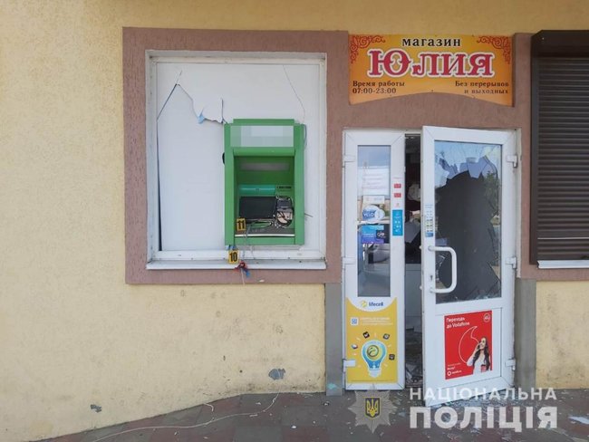 Невідомі підірвали банкомат у сільмазі, але не змогли дістати гроші 02