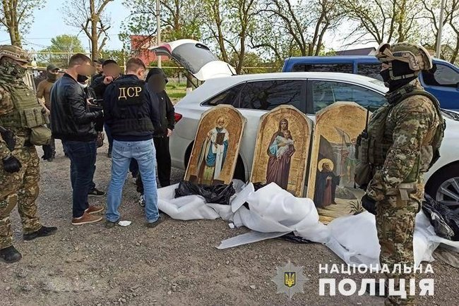 Суд відправив під варту трьох учасників злочинної групи, що викрала з храмів у різних областях понад 600 старовинних церковних предметів, - Нацполіція 01