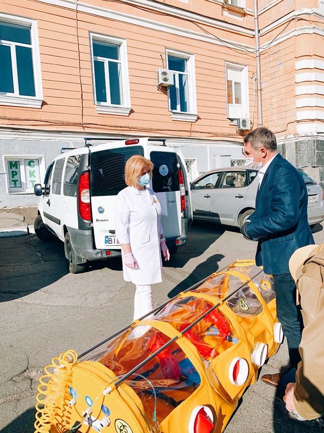 Медперсонал Александровской больницы получил доплаты из городского бюджета, меценаты предоставили портативную изолированную мобильную палату, - главврач Антоненко 02