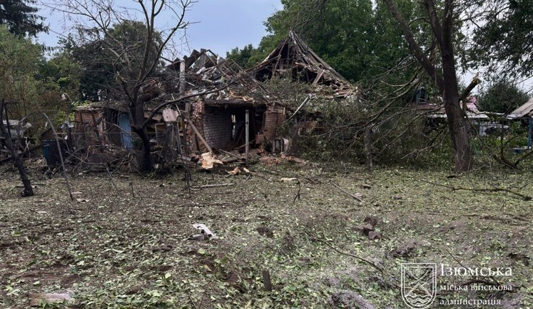 Росіяни обстріляли Ізюм: постраждало 5 людей, пошкоджено понад 30 будинків, місто знеструмлено. ФОТОрепортаж