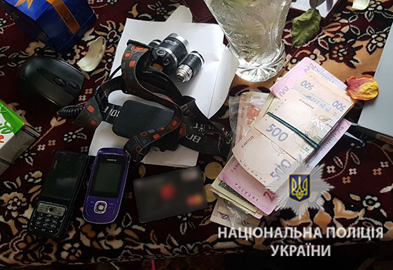 Співробітників поліції Вінниччини впіймали на кришуванні масажних салонів, які надавали інтимні послуги 03