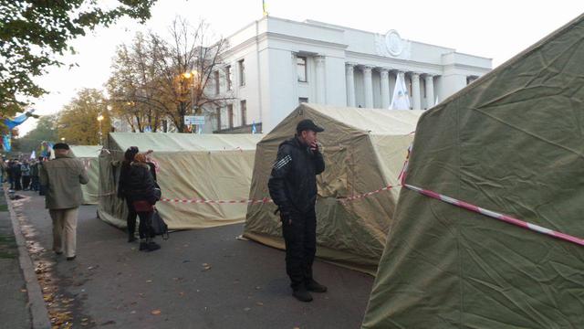 Активісти встановили 14 наметів під Радою (оновлено) 03