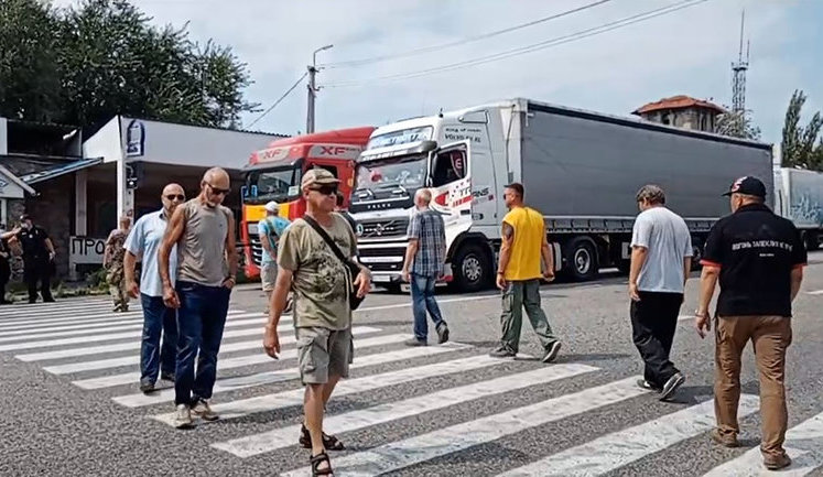 Перекрытая дорога, подожженые покрышки: в Славянске и Краматорске протестовали против назначения Ляха главой ВГА. ВИДЕО+ФОТОрепортаж